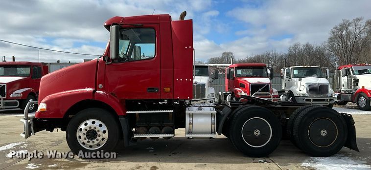 image for item LO9372 2007 Volvo VN  semi truck