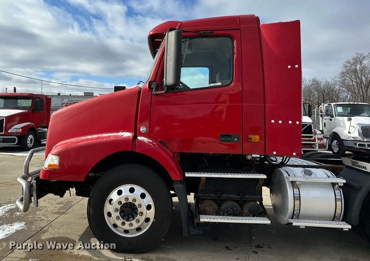 image for item LO9372 2007 Volvo VN  semi truck