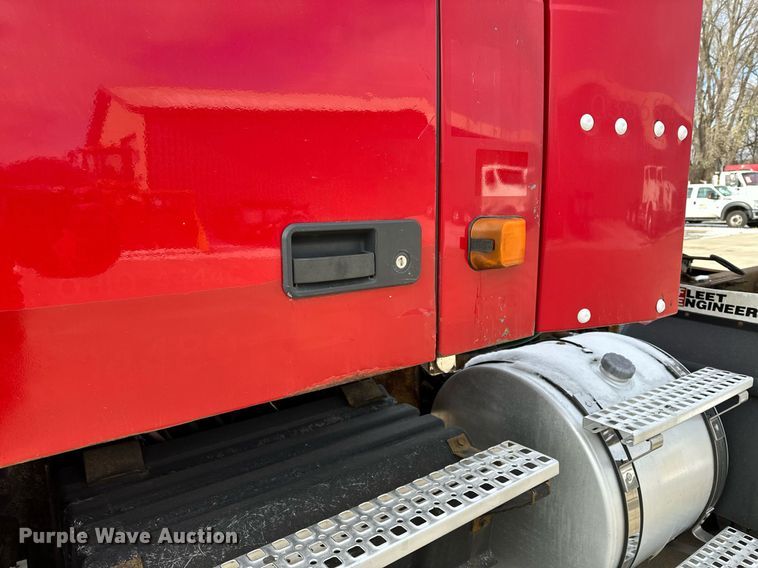 image for item LO9372 2007 Volvo VN  semi truck