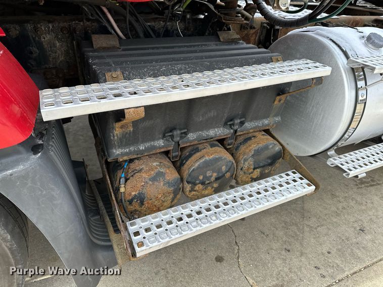 image for item LO9372 2007 Volvo VN  semi truck