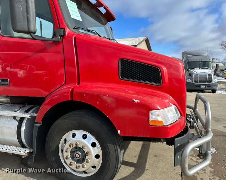 image for item LO9372 2007 Volvo VN  semi truck