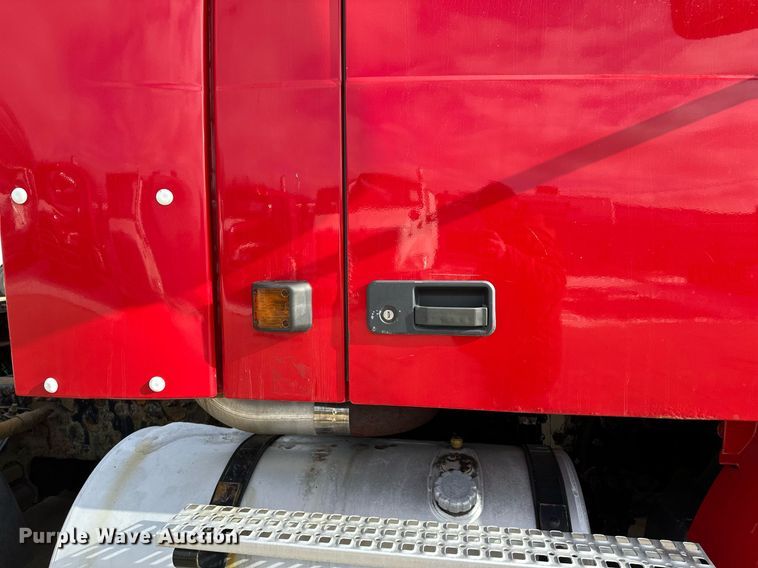 image for item LO9372 2007 Volvo VN  semi truck