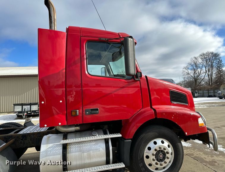 image for item LO9372 2007 Volvo VN  semi truck