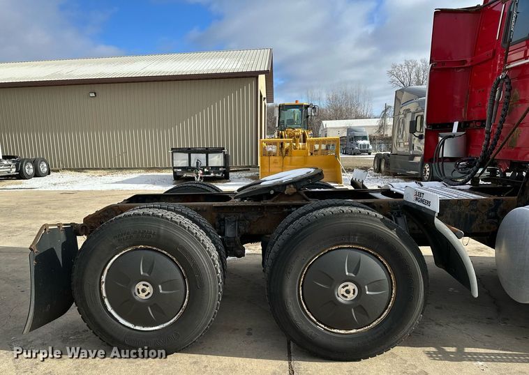 image for item LO9372 2007 Volvo VN  semi truck