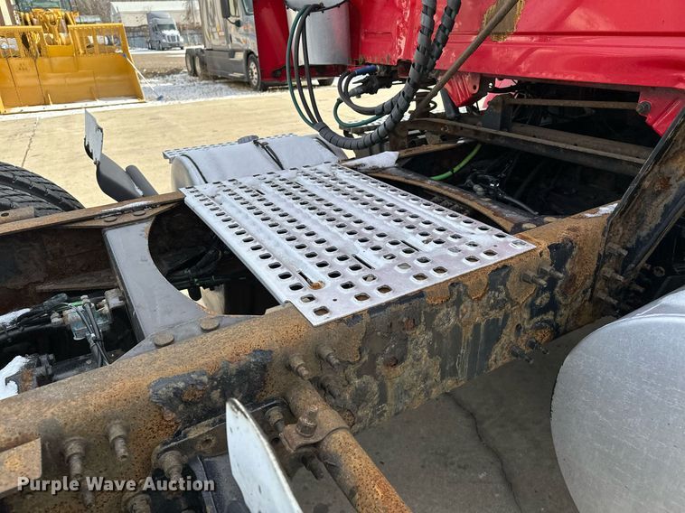 image for item LO9372 2007 Volvo VN  semi truck