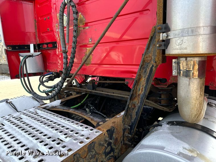 image for item LO9372 2007 Volvo VN  semi truck