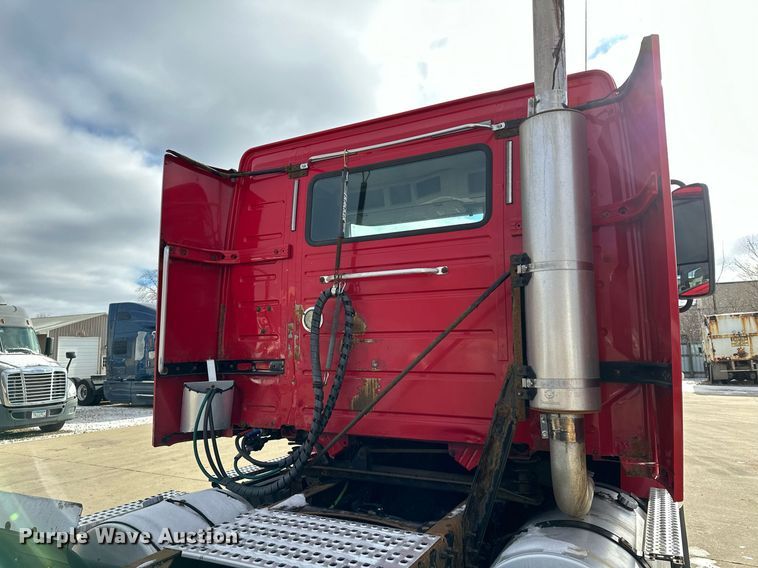 image for item LO9372 2007 Volvo VN  semi truck