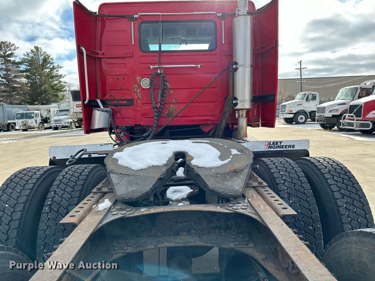 image for item LO9372 2007 Volvo VN  semi truck