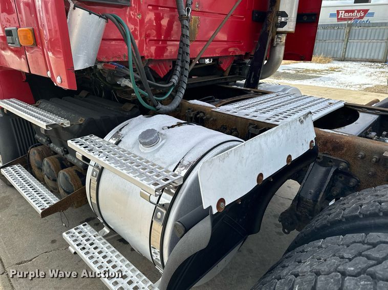 image for item LO9372 2007 Volvo VN  semi truck