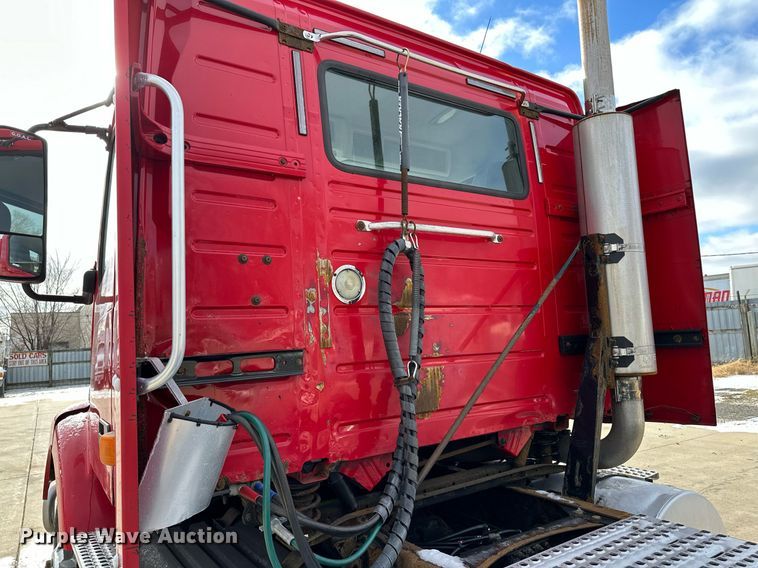 image for item LO9372 2007 Volvo VN  semi truck