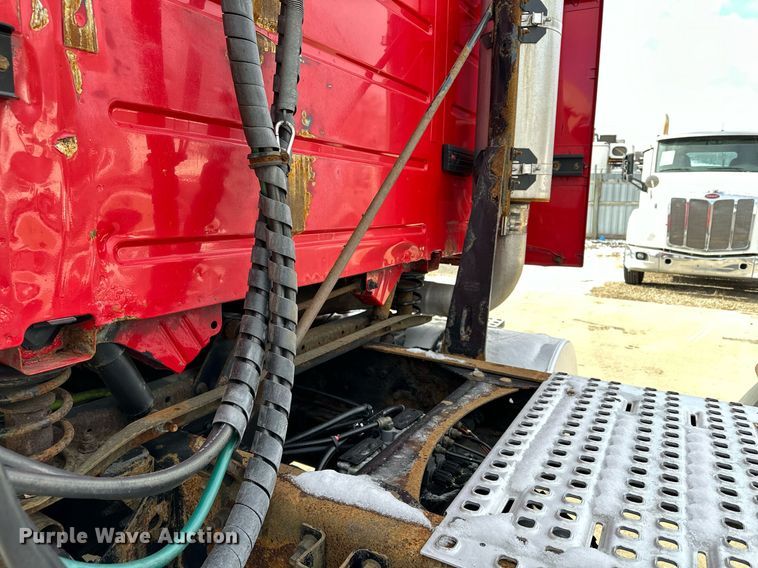 image for item LO9372 2007 Volvo VN  semi truck