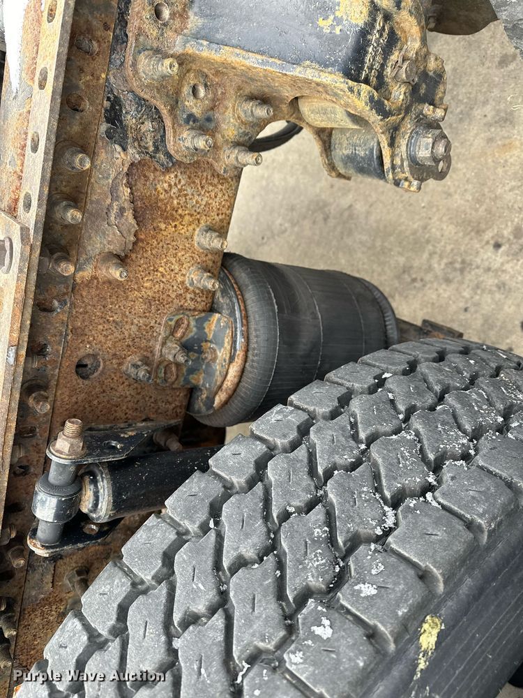 image for item LO9372 2007 Volvo VN  semi truck