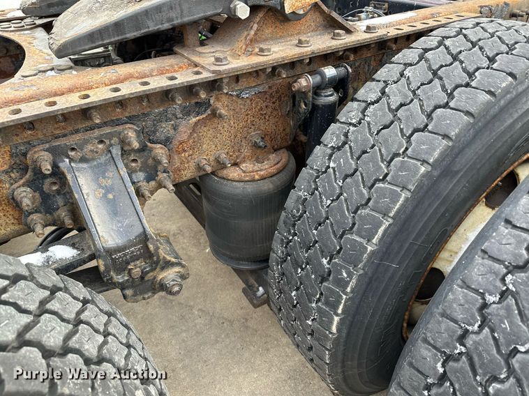 image for item LO9372 2007 Volvo VN  semi truck