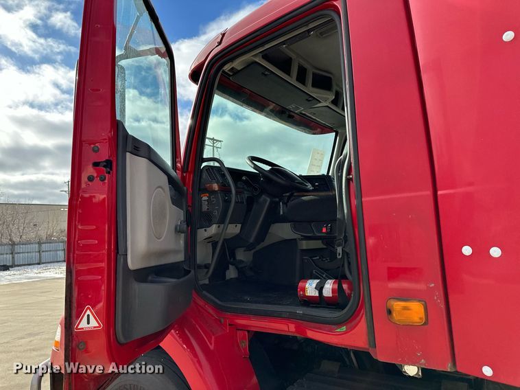 image for item LO9372 2007 Volvo VN  semi truck