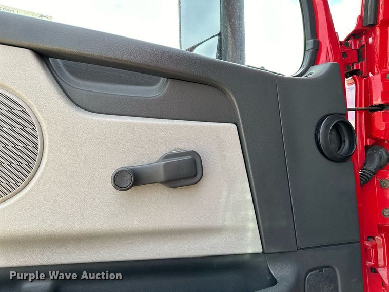 image for item LO9372 2007 Volvo VN  semi truck