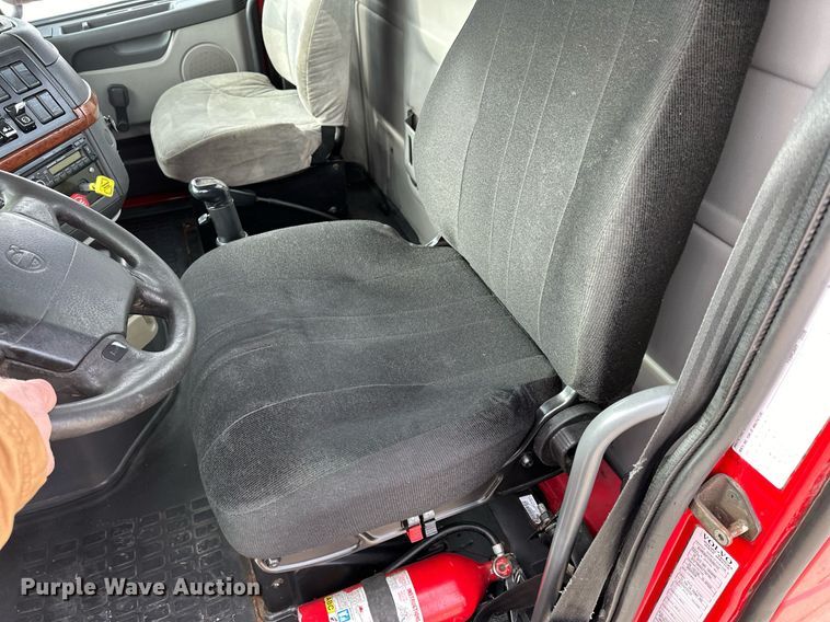 image for item LO9372 2007 Volvo VN  semi truck