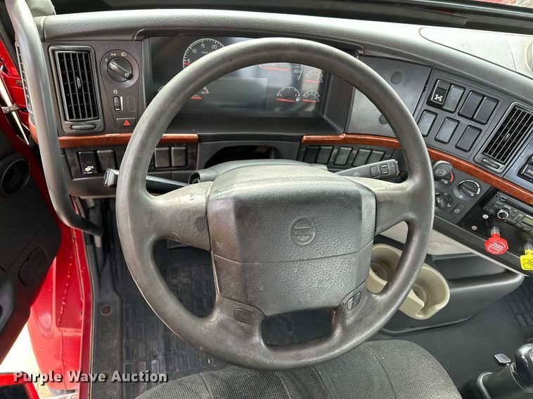 image for item LO9372 2007 Volvo VN  semi truck