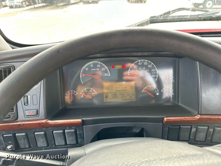 image for item LO9372 2007 Volvo VN  semi truck