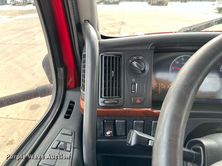 image for item LO9372 2007 Volvo VN  semi truck