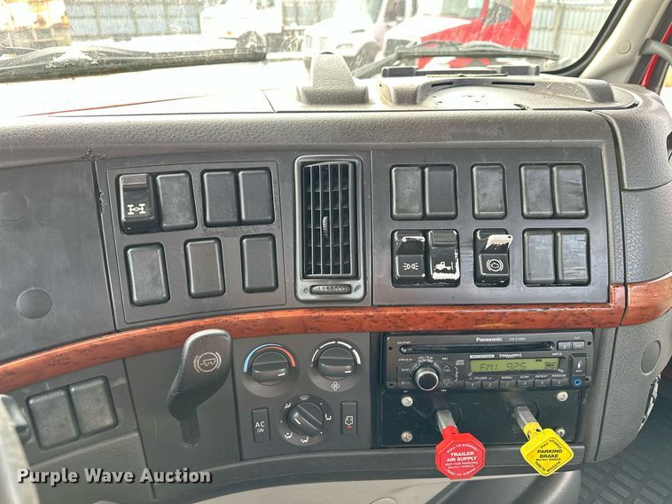 image for item LO9372 2007 Volvo VN  semi truck