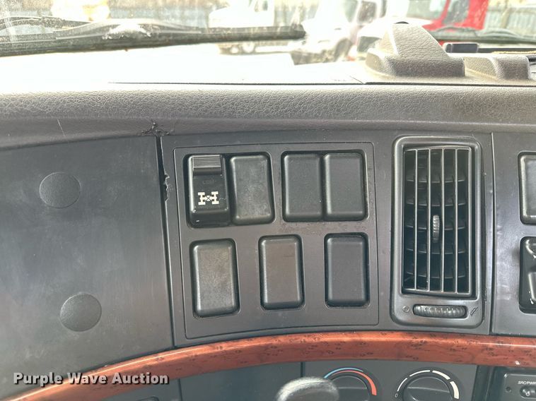 image for item LO9372 2007 Volvo VN  semi truck