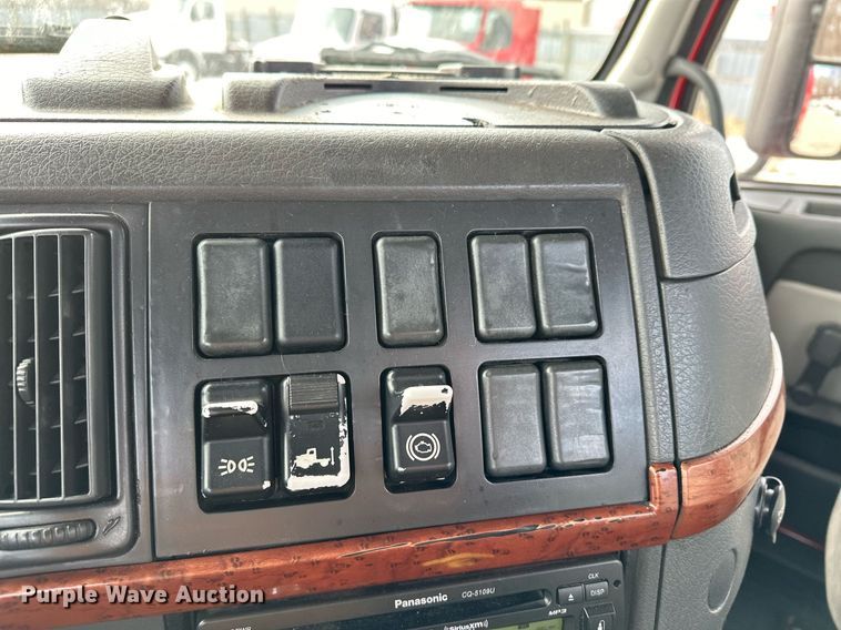 image for item LO9372 2007 Volvo VN  semi truck