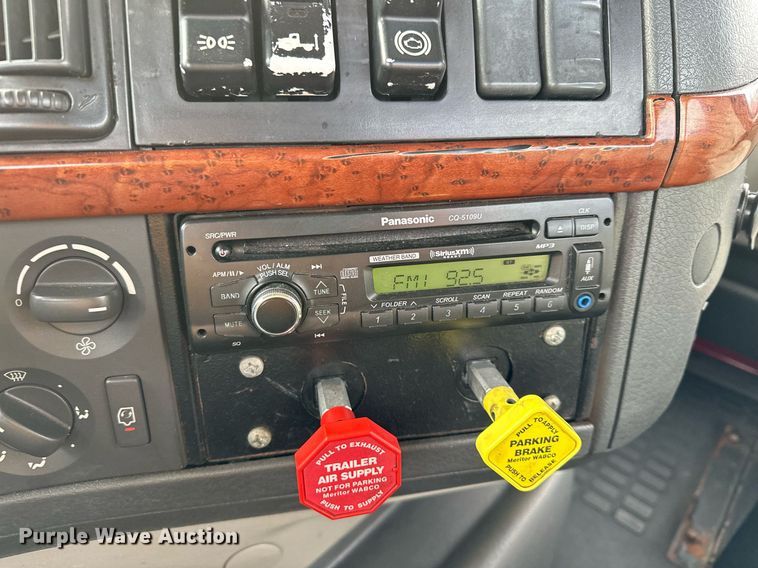 image for item LO9372 2007 Volvo VN  semi truck