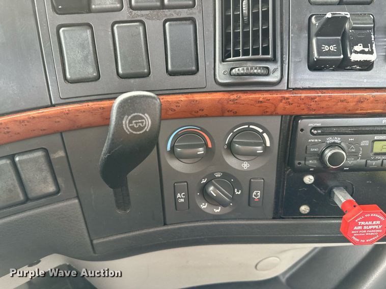 image for item LO9372 2007 Volvo VN  semi truck