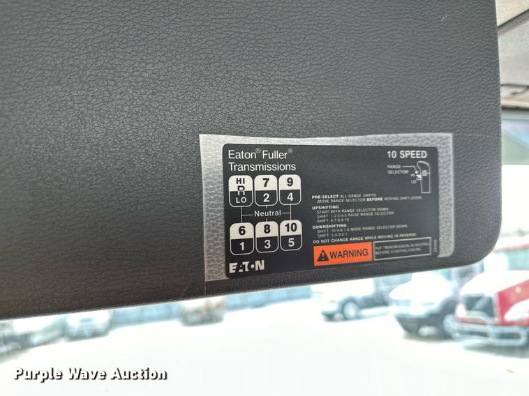 image for item LO9372 2007 Volvo VN  semi truck