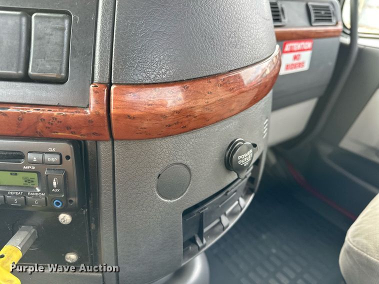 image for item LO9372 2007 Volvo VN  semi truck