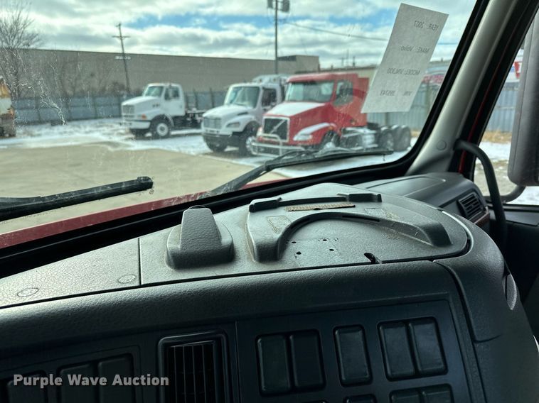 image for item LO9372 2007 Volvo VN  semi truck