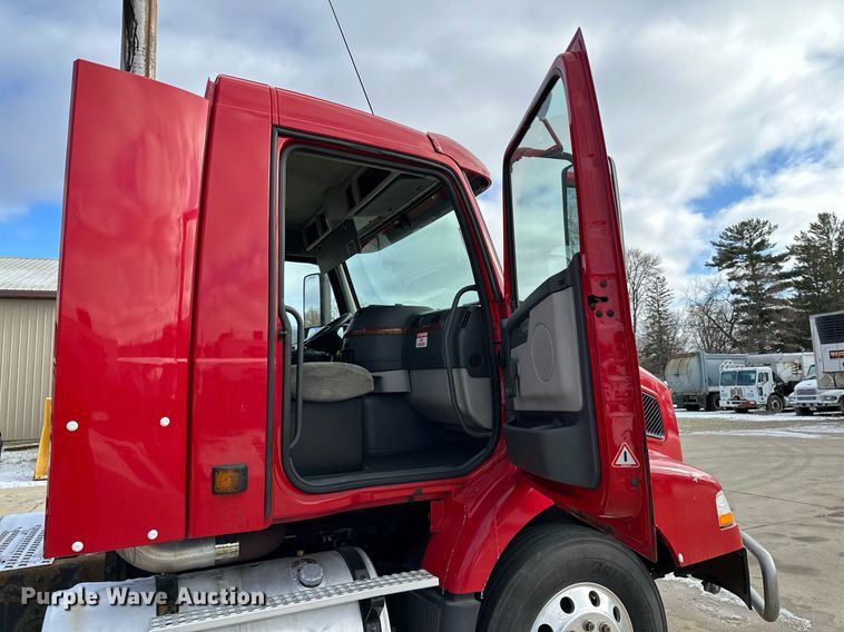 image for item LO9372 2007 Volvo VN  semi truck