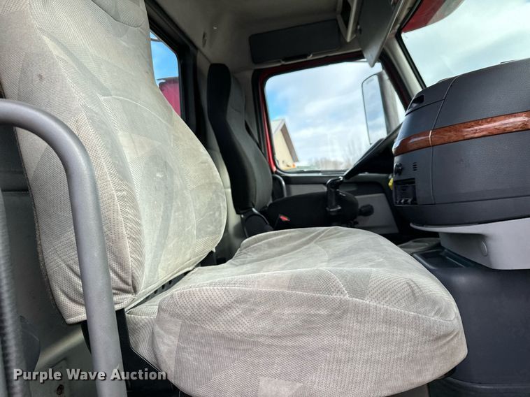 image for item LO9372 2007 Volvo VN  semi truck