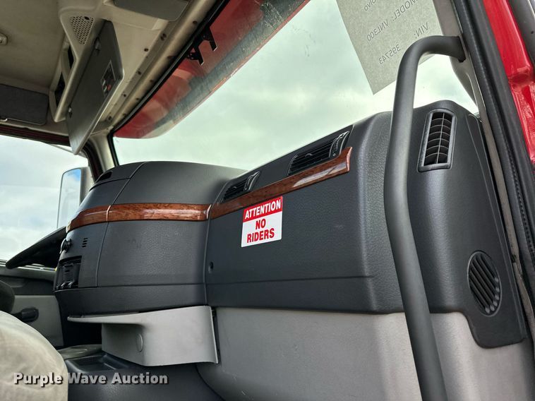 image for item LO9372 2007 Volvo VN  semi truck