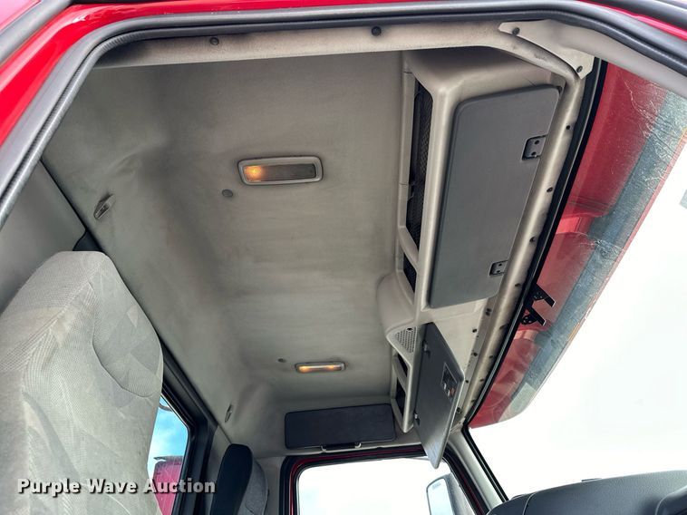 image for item LO9372 2007 Volvo VN  semi truck