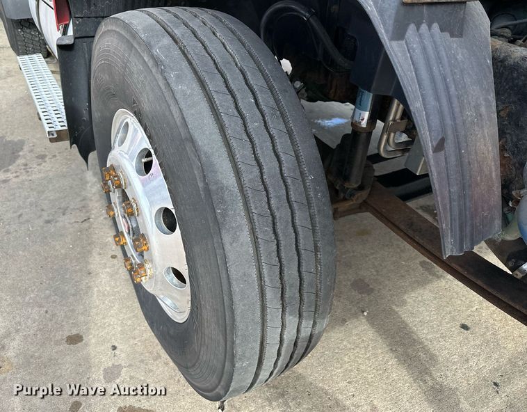 image for item LO9372 2007 Volvo VN  semi truck