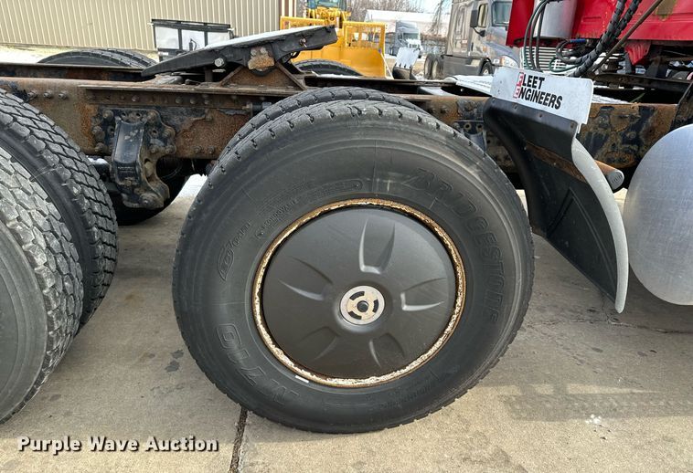 image for item LO9372 2007 Volvo VN  semi truck