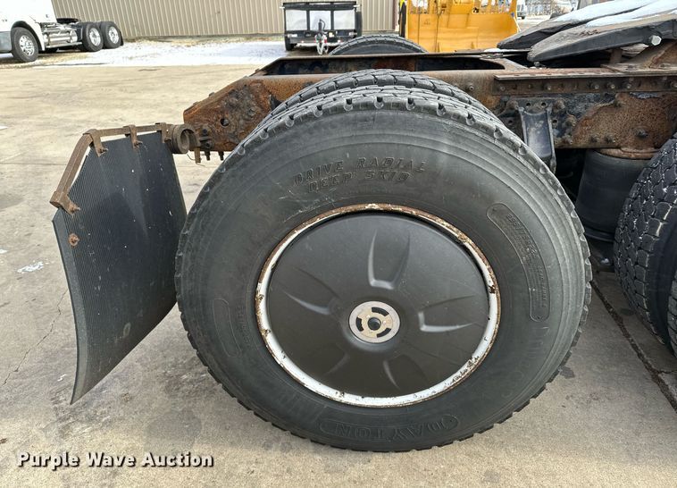 image for item LO9372 2007 Volvo VN  semi truck