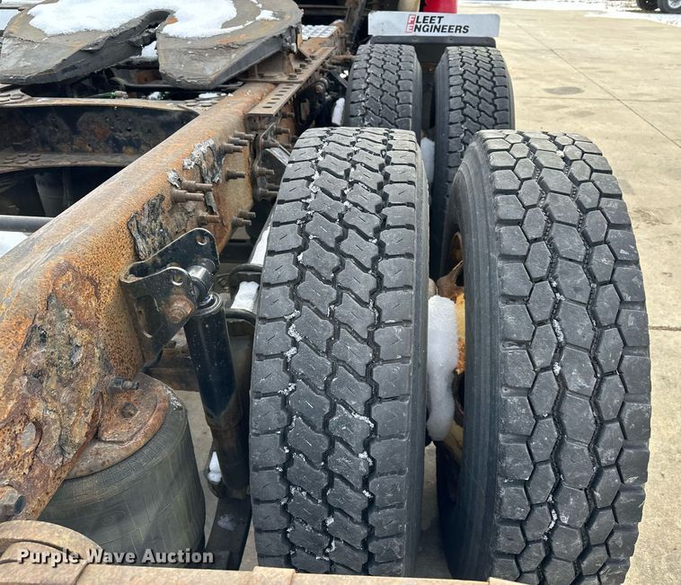 image for item LO9372 2007 Volvo VN  semi truck