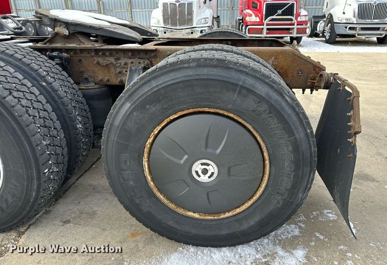 image for item LO9372 2007 Volvo VN  semi truck