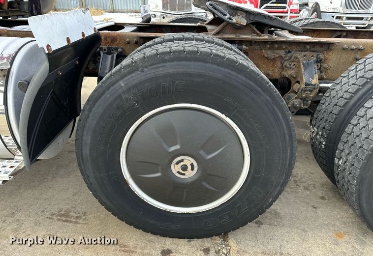 image for item LO9372 2007 Volvo VN  semi truck