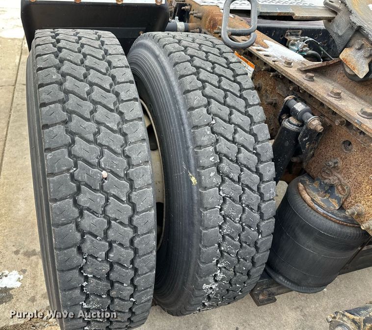 image for item LO9372 2007 Volvo VN  semi truck