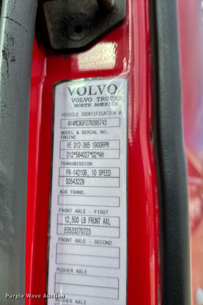 image for item LO9372 2007 Volvo VN  semi truck