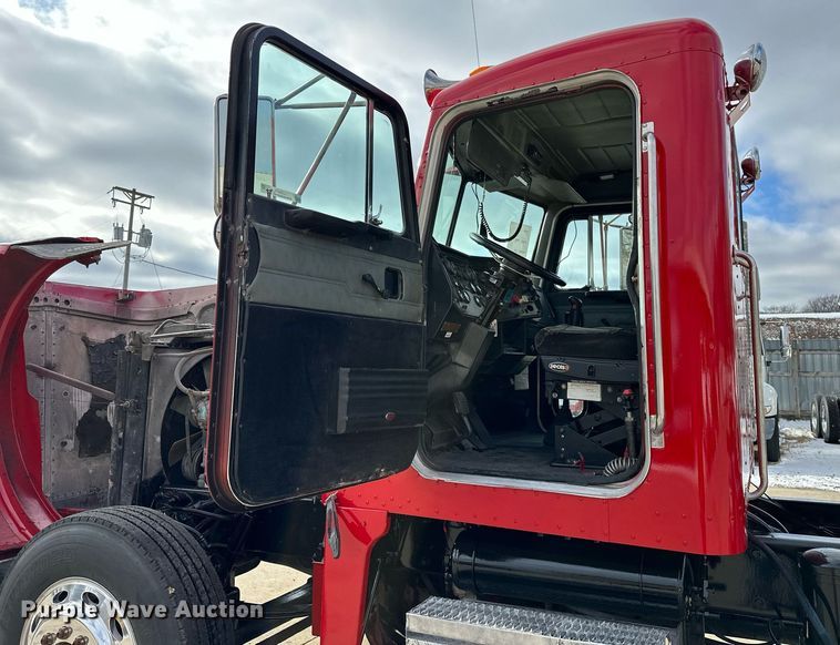 image for item LO9373 1991 Peterbilt 379  semi truck