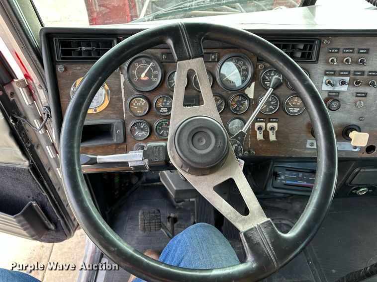 image for item LO9373 1991 Peterbilt 379  semi truck