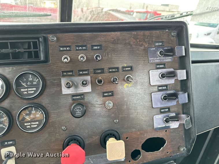 image for item LO9373 1991 Peterbilt 379  semi truck