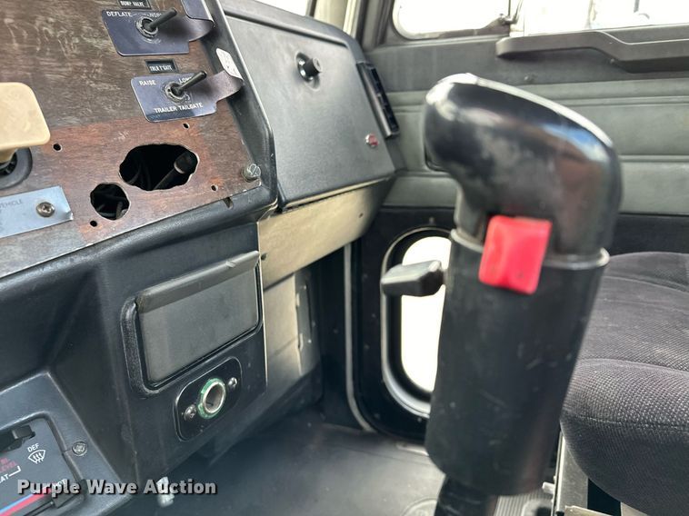 image for item LO9373 1991 Peterbilt 379  semi truck