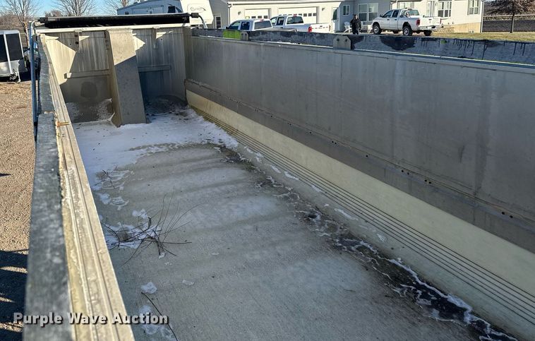 image for item LO9380 2000 East  end dump trailer