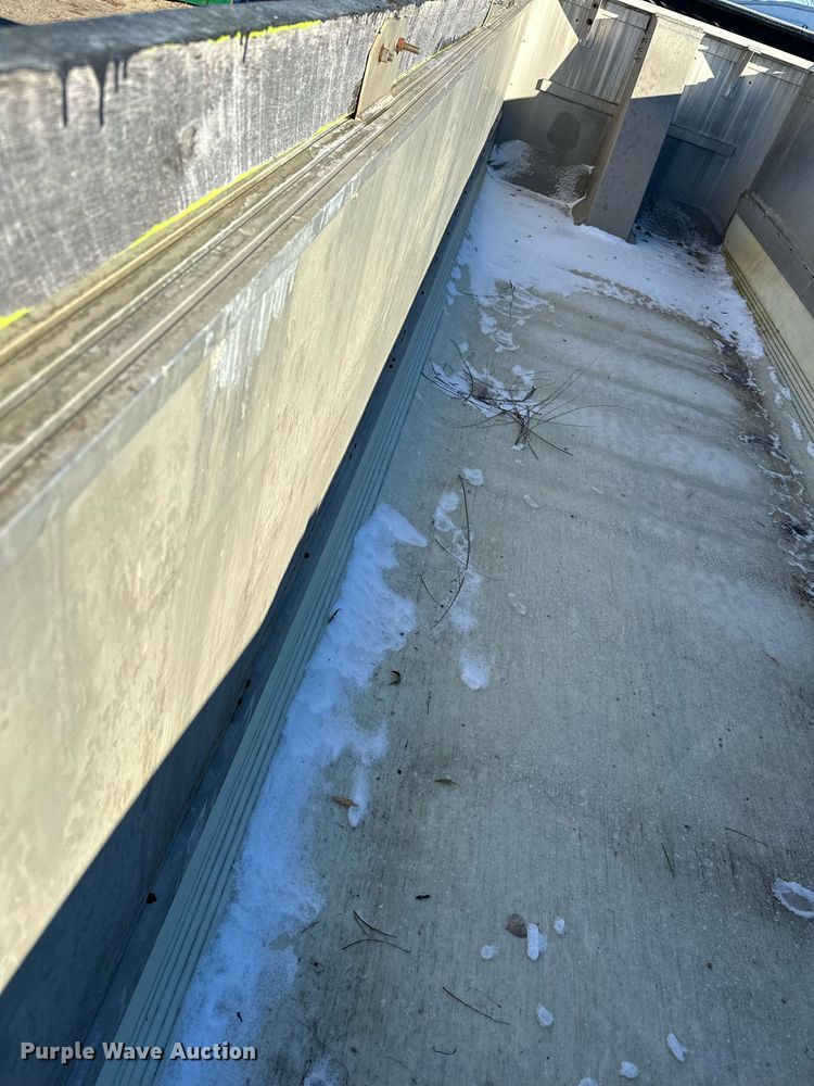 image for item LO9380 2000 East  end dump trailer