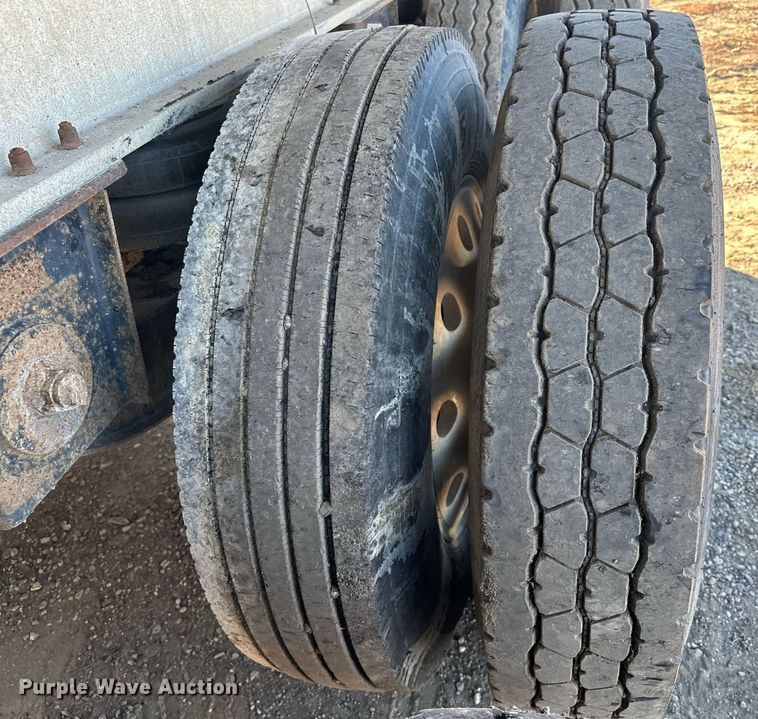 image for item LO9380 2000 East  end dump trailer